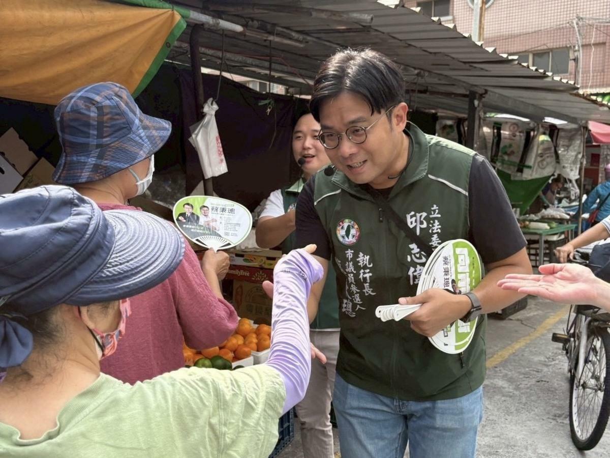 蔡秉璁(右)與鄉親面對面交流，傾聽地方基層聲音。 圖：蔡秉璁/提供