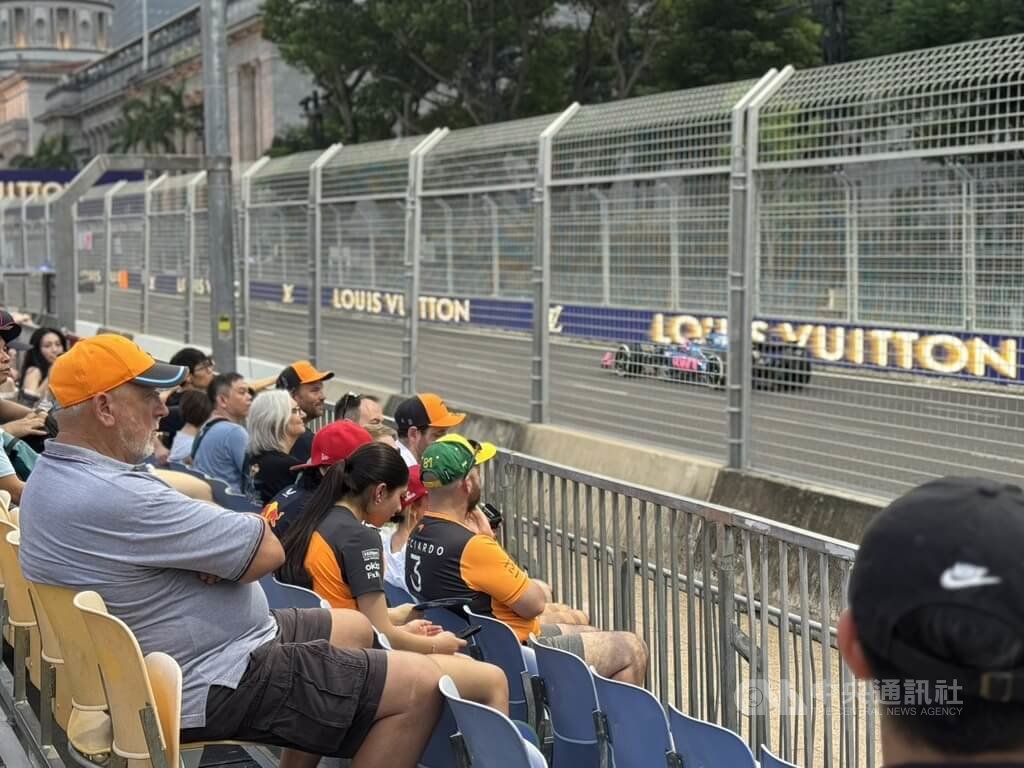 F1新加坡大獎賽3日至5日登場，讓全球車迷大飽眼福，盡享頂級賽車盛宴。圖為3日練習賽現場。中央社記者吳昇鴻新加坡攝　114年10月5日