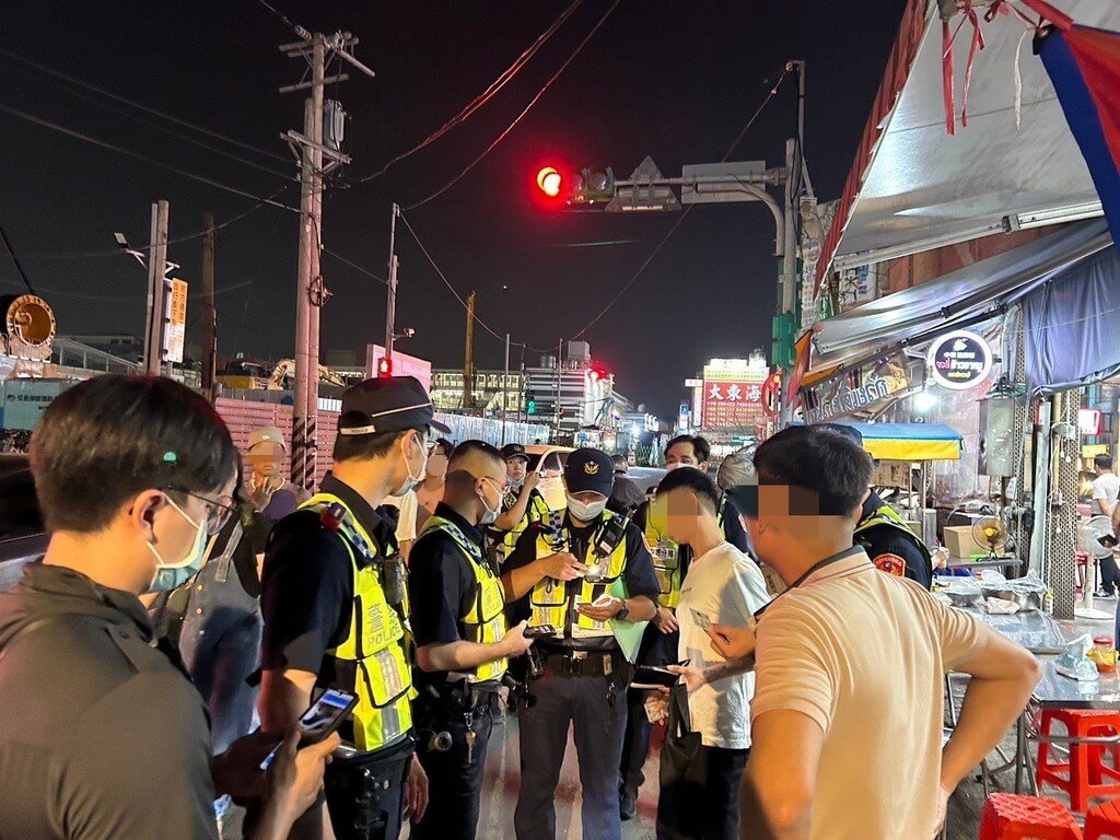桃園市警局中壢分局5日表示，警方4日晚間會同移民署桃園專勤隊，執行「外來人口治安顧慮場所臨檢查察專案勤務」，查獲越籍失聯移工1名，統計教師節至中秋節連假期間共查獲15名違法移工。（桃園市警局中壢分局提供）中央社記者吳睿騏桃園傳真　114年10月5日