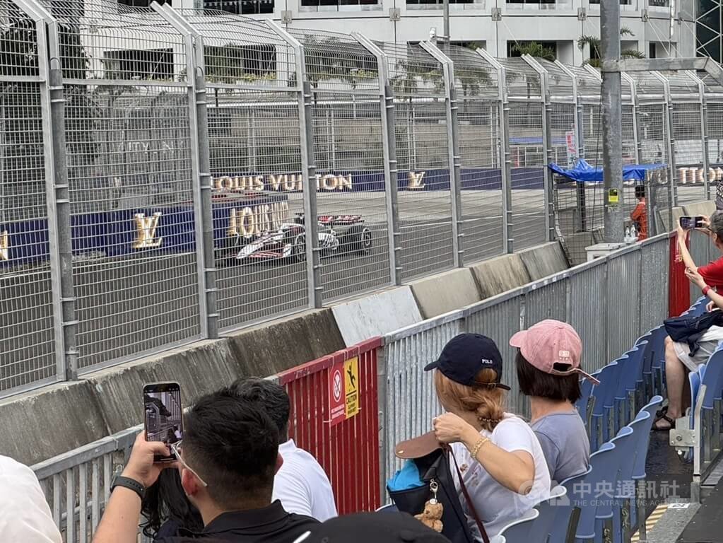 F1新加坡大獎賽3日至5日登場，吸引車迷到場一睹賽車風采。圖為3日練習賽畫面。中央社記者吳昇鴻新加坡攝 114年10月5日