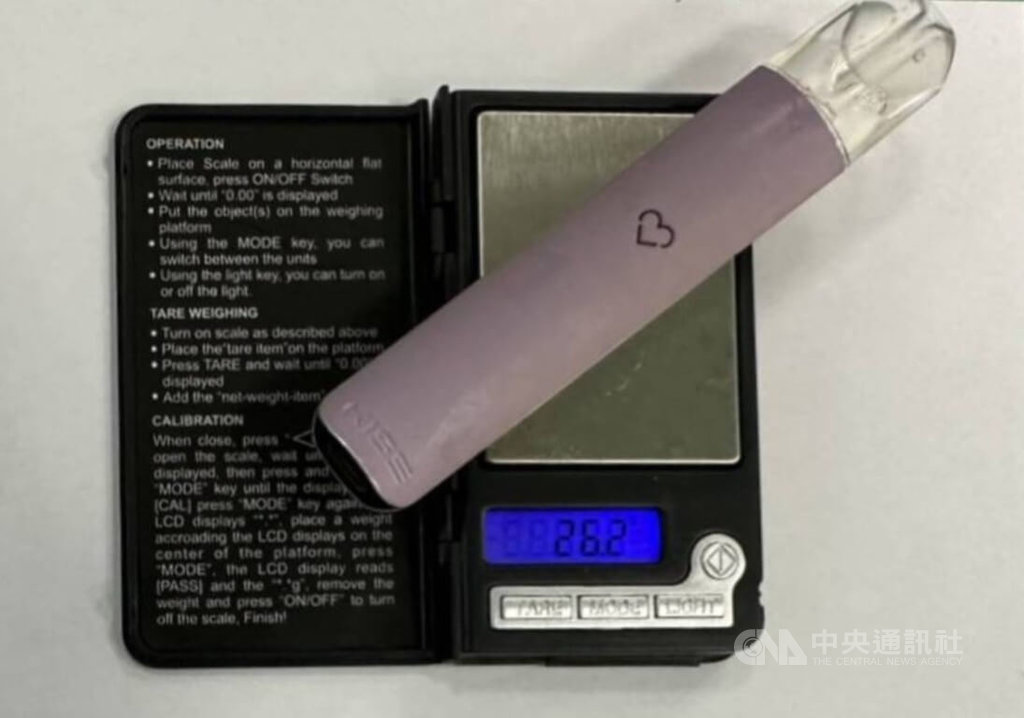 北市警方5日清晨查獲陳男酒駕昏睡馬路上，並於車內查獲毒品電子煙，依法送辦。 圖 : 中央社/提供