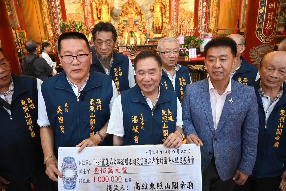 潘献有(前排中)表示關聖帝君所倡「義」的核心精神，是無私奉獻與助人為樂。 圖：許智傑辦公室/提供