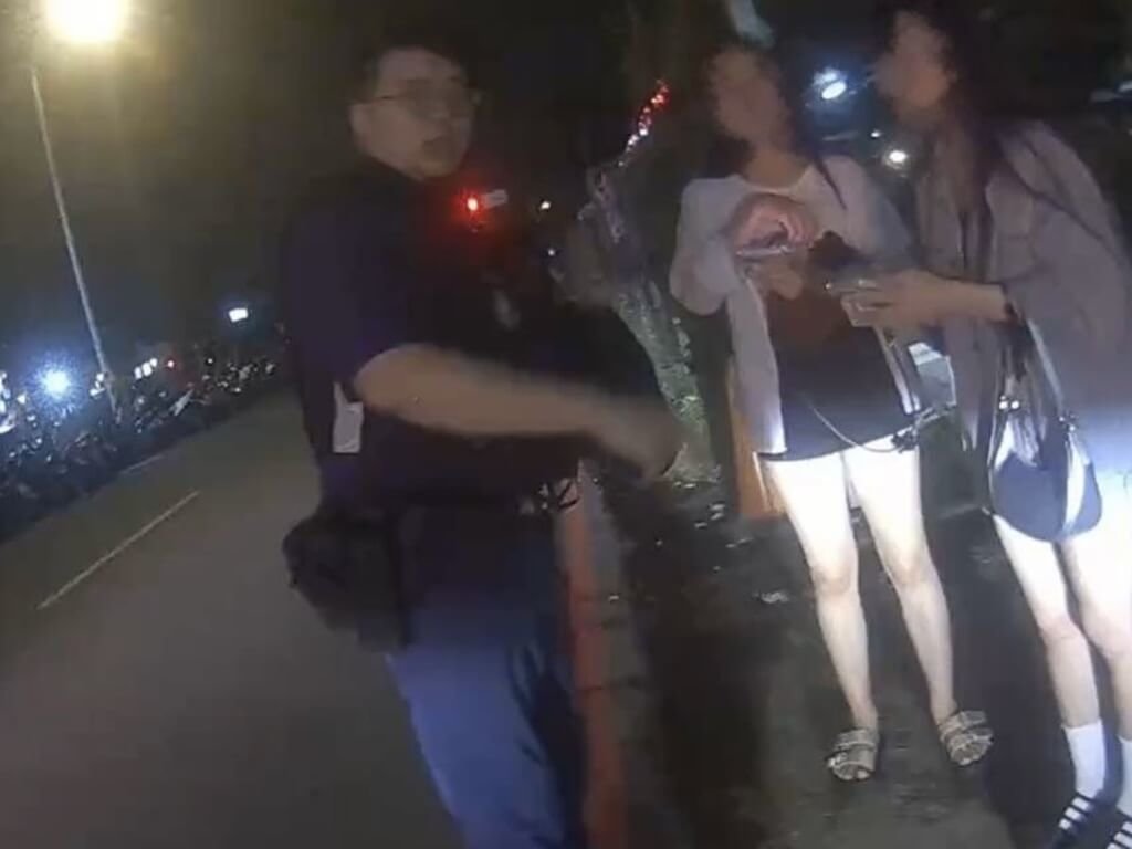 2名越南籍女子3日晚間因車資糾紛與計程車駕駛起衝突互控傷害，女子後續發文質疑報警後遭冷漠及差別對待。桃園市警局桃園分局5日表示，警方獲報後就依規定受理，並協助驗傷及移送法辦，並非如發文所說有冷漠及差別待遇。（桃園市警局桃園分局提供）中央社記者吳睿騏桃園傳真　114年10月5日