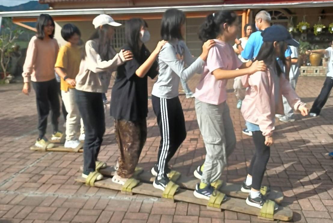 客家復古童玩協力木屐考驗團隊合作。 圖：美濃客家庄教學農場/提供