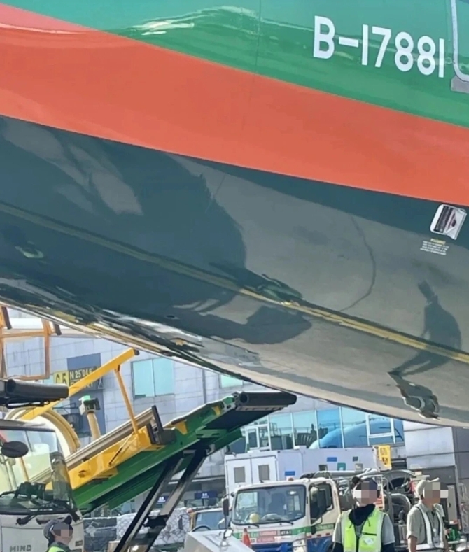 長榮航空從上海飛往台北的 BR711 航班，昨 ( 4 ) 日在桃園機場降落時「機尾擦地」。 圖 : 翻攝自南方都市報
