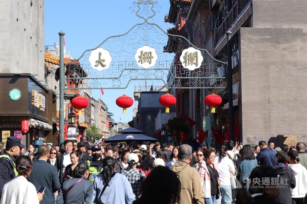 圖為北京前門大柵欄街頭人潮。（中央社檔案照片）