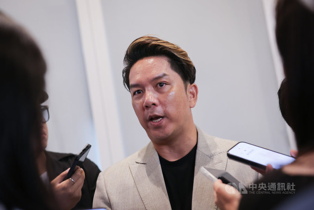 亞洲棒球總會會長特助周思齊（中）5日在台北出席活動時受訪，呼籲球員要特別留意新型態賭博方式，身為職業球員要有自覺，要珍惜並重視自己的職業。中央社記者裴禛攝　114年10月5日