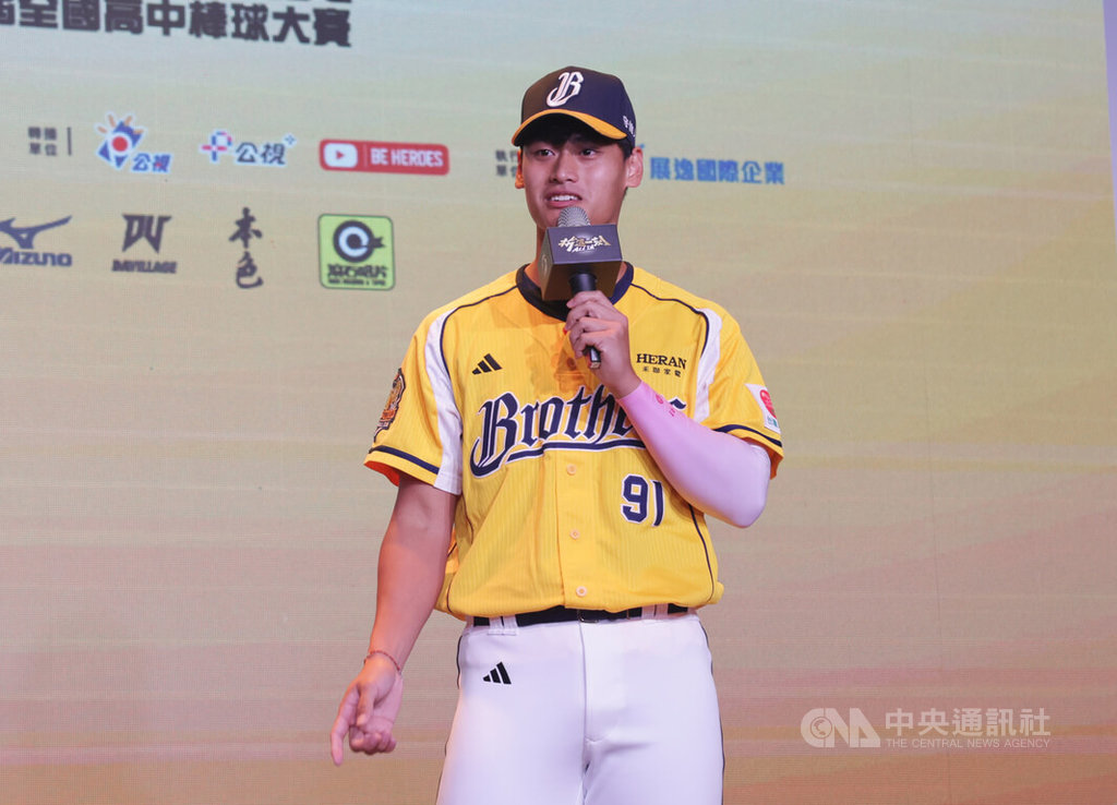 2025第13屆中信盃黑豹旗全國高中棒球大賽26日將正式開打，中華職棒中信兄弟隊投手張祖恩（圖）5日以學長身分出席開賽記者會，鼓勵學弟妹珍惜在場上打球時光、享受棒球，不要覺得棒球是很困難的事。中央社記者裴禛攝 114年10月5日