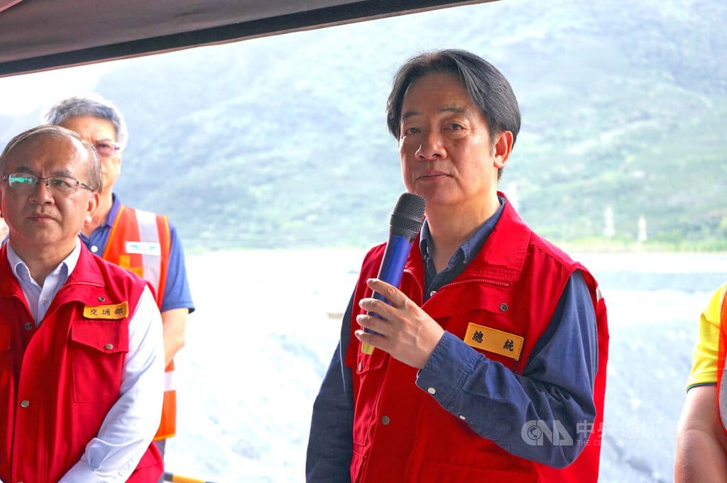 總統賴清德（右）5日二度前往視察花蓮洪災修復進度，目前馬太鞍溪堰塞湖仍維持紅色警戒，除下游強化工程持續進行，賴總統也指示，堰塞湖及下游水流監控要繼續做，依據不同狀況的撤離計畫也要完整規劃，民眾居住才會安全。 圖:中央社提供