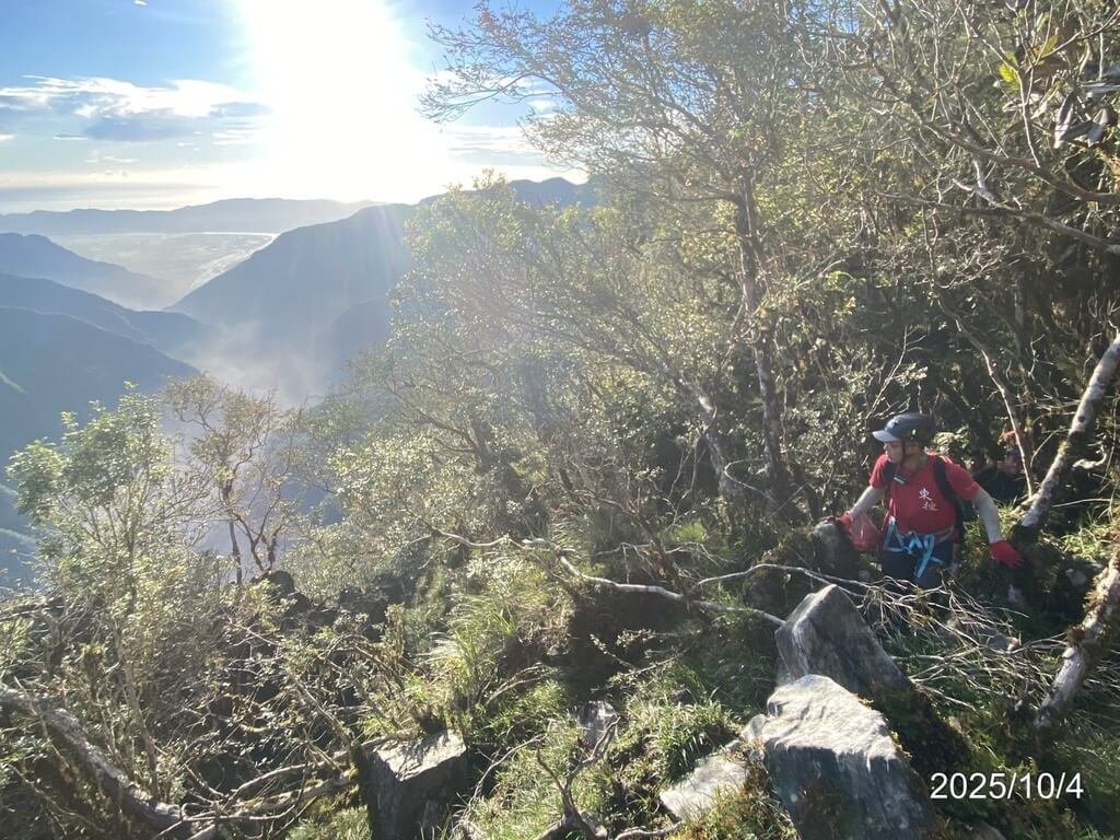 圖為馬太鞍溪堰塞湖踏察隊伍行進過程。（林業及自然保育署花蓮分署提供）