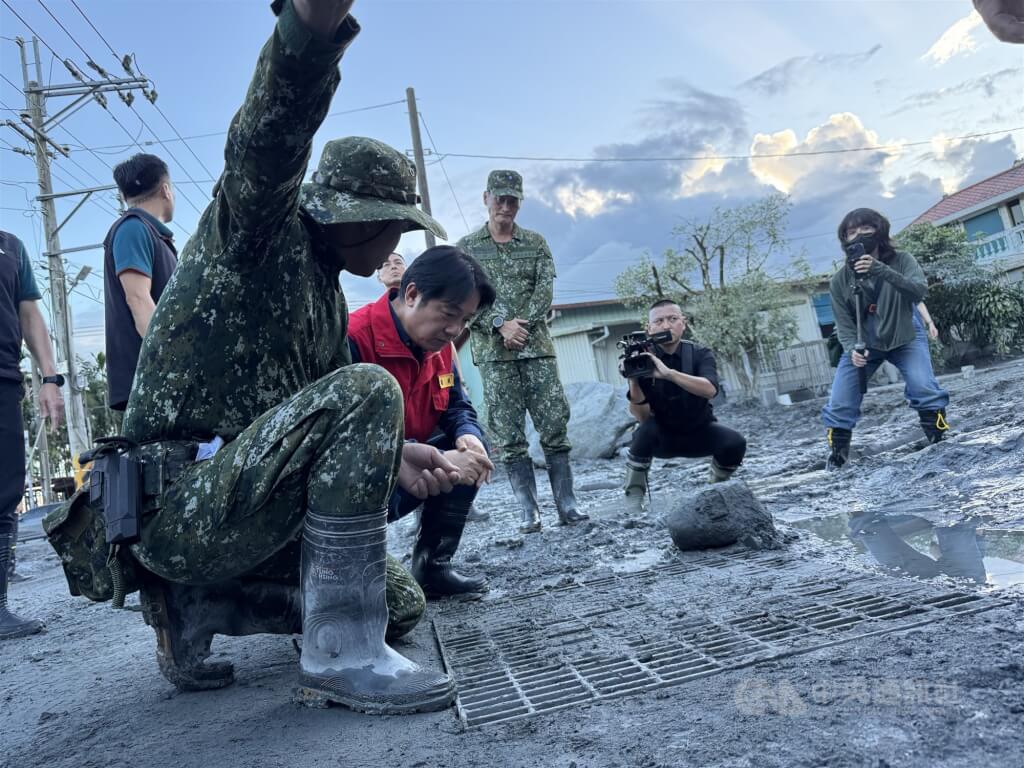 花蓮馬太鞍溪堰塞湖溢流釀災，光復地區遭重創，迄今仍持續進行災後復原工作，大量土泥有待清運。總統賴清德（前左2）5日再度前往當地關心災後復原進度。 圖:中央社提供