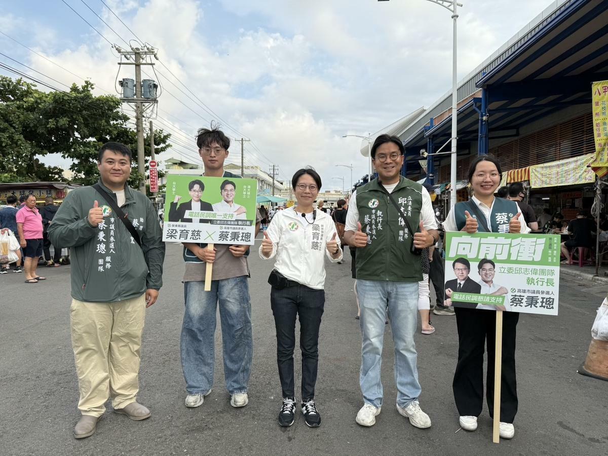 蔡秉璁(右二)偕梁育慈在梓官蚵仔寮漁市場向鄉親發送火種。 圖：蔡秉璁/提供