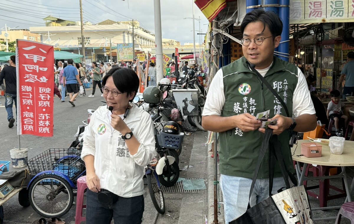 蔡秉璁(右)與梁育慈(左)共同發放火種，象徵延續「民主火苗」的精神。 圖：蔡秉璁/提供