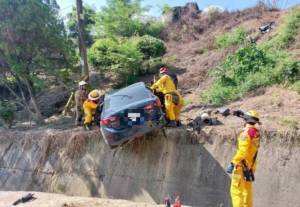 蘇男無照駕駛撞死機車騎士並翻落邊坡。 圖：翻攝畫面
