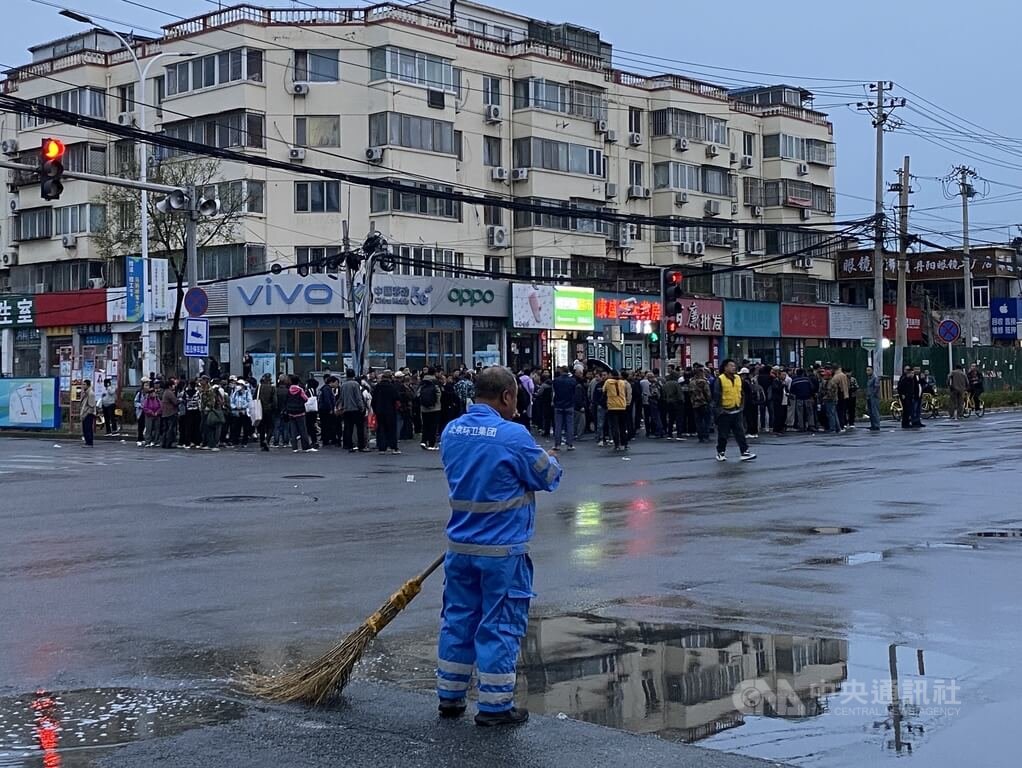 有不少工人至北京南六環附近的馬駒橋尋找工作。圖為清晨6時許，北京南六環附近的馬駒橋聚集不少日結工人。 圖：中央社記者謝怡璇北京/攝