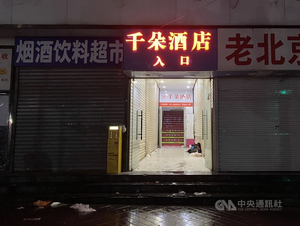 有不少工人至北京南六環附近的馬駒橋尋找工作。圖為清晨3時許，北京南六環附近的馬駒橋附近，有部分日結工在街邊休息過夜。 圖：中央社記者謝怡璇北京/攝