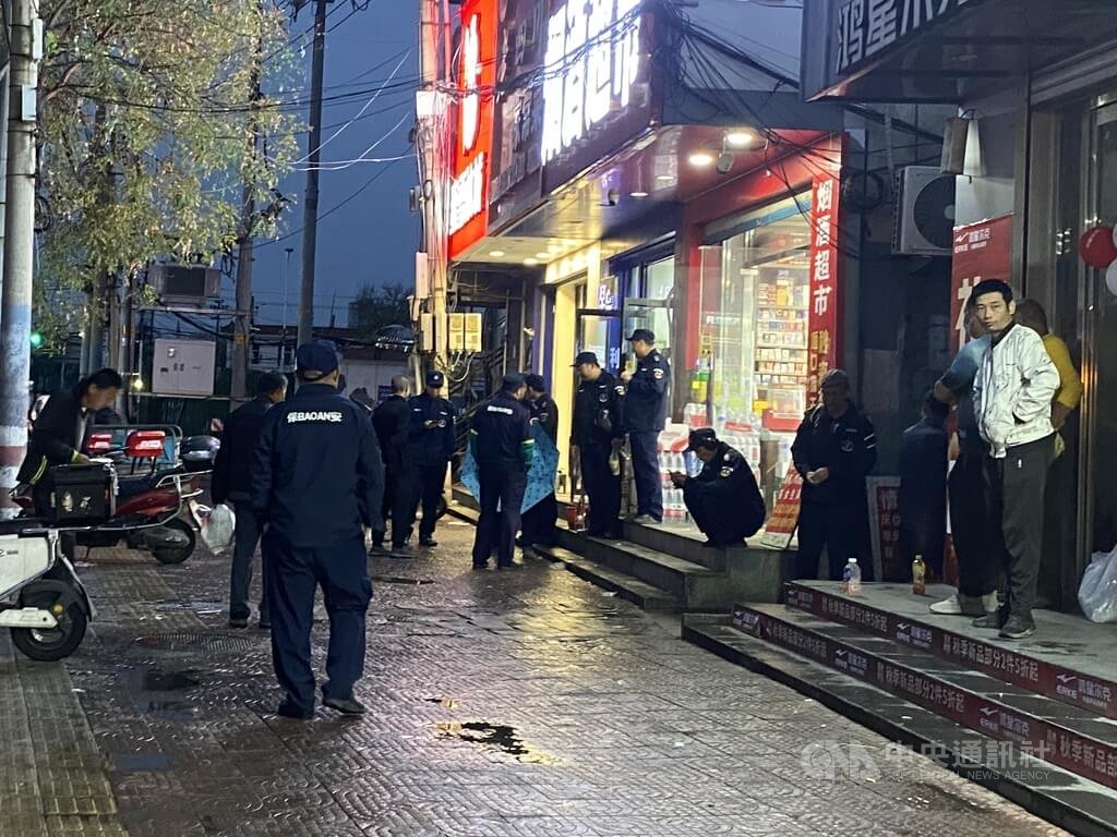 有不少工人至北京南六環附近的馬駒橋尋找工作。圖為清晨5時許，應聘保安的日結工人換上制服，準備工作。 圖：中央社記者謝怡璇北京/攝