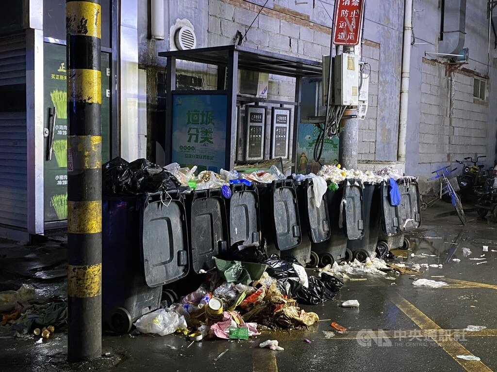 有不少工人至北京南六環附近的馬駒橋尋找工作。圖為街邊的垃圾桶堆滿垃圾。 圖：中央社記者謝怡璇北京/攝