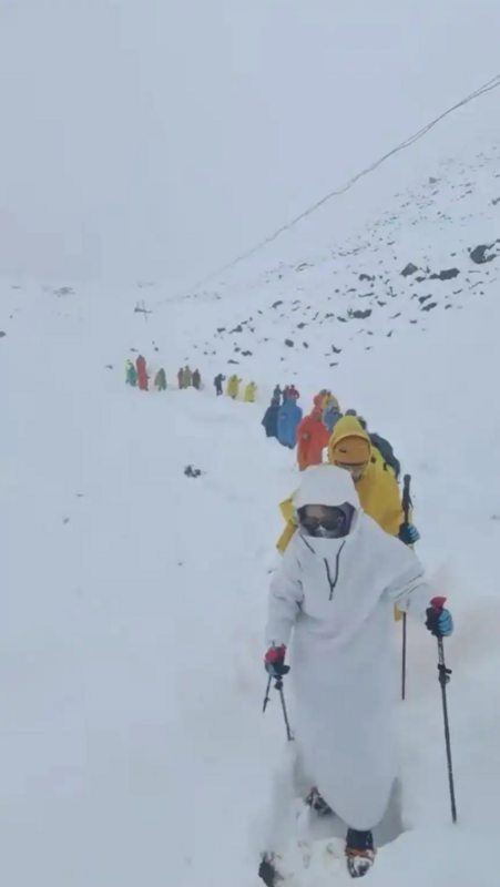 喜馬拉雅山聖母峰東側近日突遇強烈暴風雪，導致西藏定日縣曲當鎮嘎瑪溝區域上千名中國登山客受困。中國官媒報導，截至今（6）日為止，已有350名受困登山客安全撤離，其餘200多名遊客則在救援人員引導下陸續抵達接應點。 圖：翻攝自封面新聞
