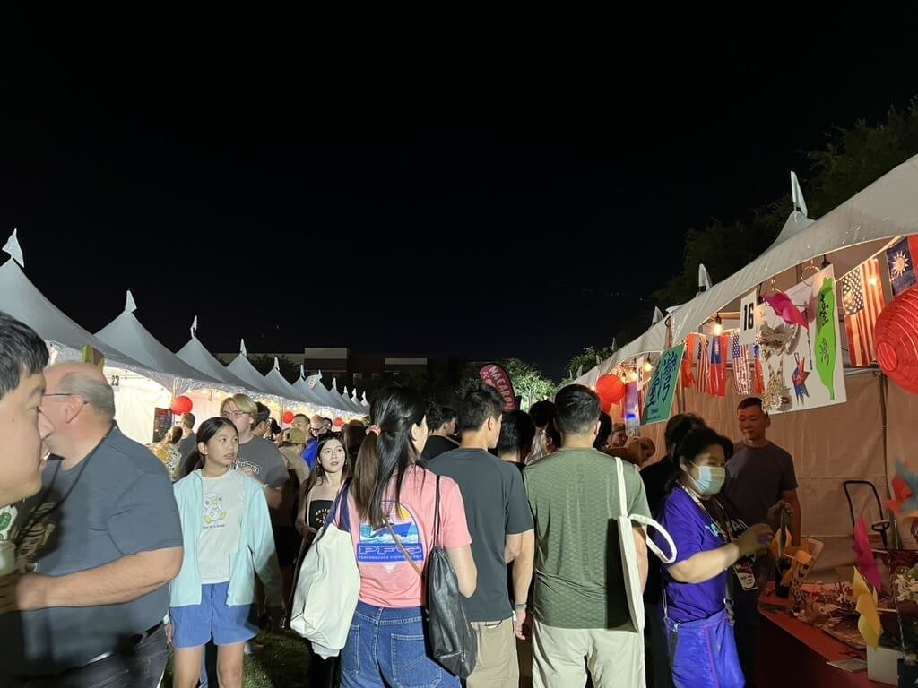 美國亞利桑那州鳳凰城舉行雙十國慶活動，在大學校園內文化攤位宣傳台灣，掛台灣與美國國旗。 圖：駐洛杉磯辦事處提供