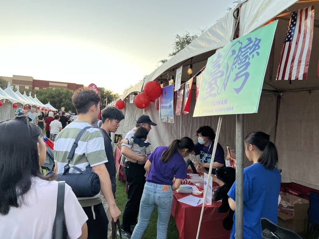 美國亞利桑那州鳳凰城舉行雙十國慶活動，僑胞擺設攤位，向美國不同族裔介紹台灣。 圖：駐洛杉磯辦事處提供