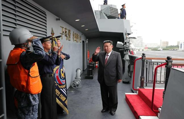 北韓中央通信社（KCNA）6日報導，北韓領導人金正恩近日視察一艘新建成的5000噸級驅逐艦「崔賢號」（Choe Hyon），並強調該艦應用於「懲罰敵人的挑釁行為」，展示北韓快速提升的海軍能力。 圖：翻攝自中華網