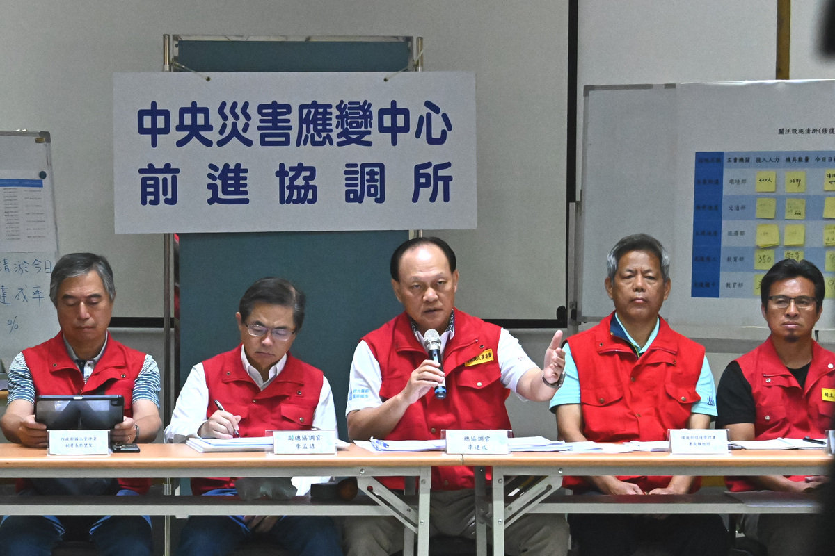 中央災害前進協調所指揮官季連成（中）指出，明（7）日起鳳林鎮將列為重要救援區，兵力將進駐進行救援作業。 圖：行政院提供