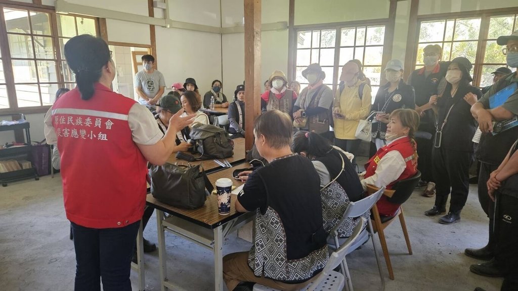 原住民族委員會6日表示，「部落關懷小組」是由全國原住民族社工、就業服務員等組成，即起針對光復鄉大華村、大平村、大同村、大安村、大馬村、北富村、東富村7個村，採1村1關懷小組，每天進駐部落，全面蒐集災民需求。 圖：原民會提供