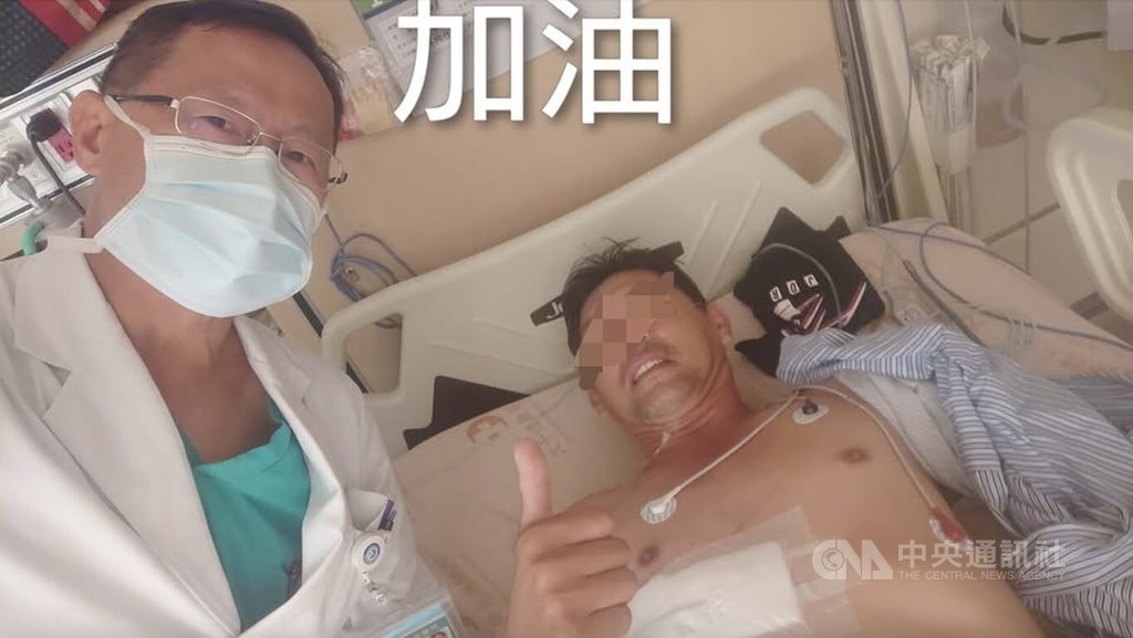 苗栗市日前發生隨機傷人案，案發當下見義勇為的林姓男子（右）多處遭刺傷，經送大千醫院緊急手術後在加護病房治療多日，傷勢趨穩，6日轉入一般病房。（翻攝自馮啟彥臉書）中央社記者管瑞平傳真　114年10月6日