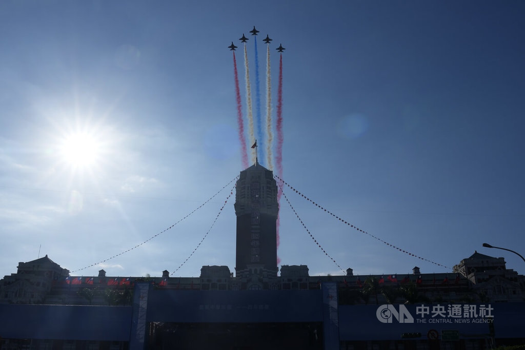 國慶籌備委員會6日下午在總統府前舉辦114年國慶大會預演，空軍雷虎特技小組壓軸衝場，5架勇鷹高教機飛過總統府上方施放彩煙。 圖：中央社提供