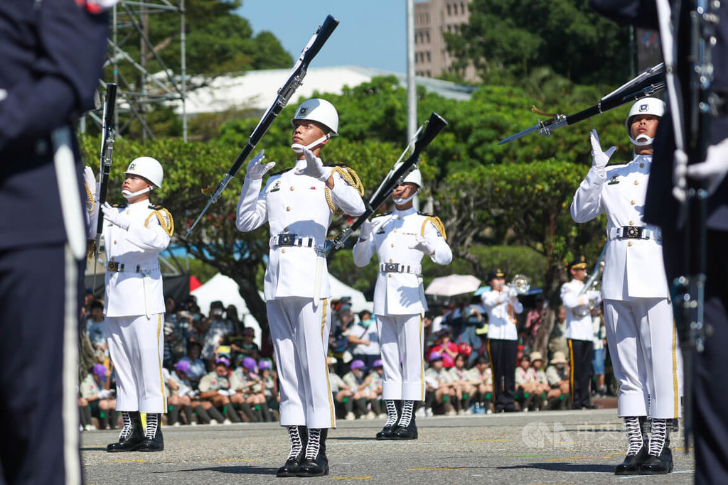 國慶籌備委員會6日下午在總統府前舉辦114年國慶大會預演，國防部聯合樂隊暨三軍儀隊全副武裝登場，儀隊現場帶來精彩操槍演出。 圖：中央社提供