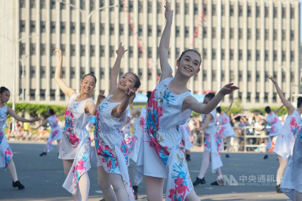 114年國慶大會即將登場，國慶籌備委員會6日在總統府前預演，主題表演之一為客家委員會邀請舞者帶來「台灣細妹 放勢行」，跨界詮釋客家女性生命史與文化韌性。 圖：中央社提供