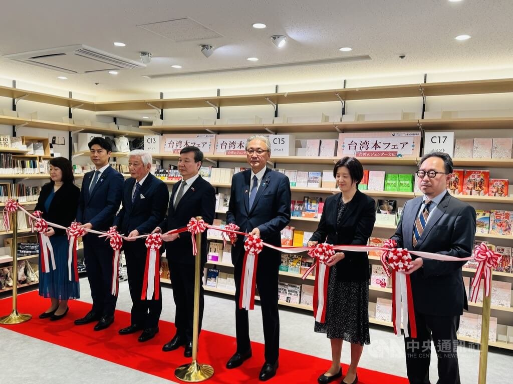 由文化部駐日台灣文化中心與日本大型連鎖書店紀伊國屋書店合作推出的「台灣月書展」，6日在東京新宿開幕。出席左起：SNET台灣代表理事赤松美和子、自民黨青年局局長中曾根康隆、紀伊國屋書店會長高井昌史、駐日代表李逸洋、「日華懇」會長古屋圭司、日本台灣交流協會總務部長田中麻美子、文化部駐日台灣文化中心主任曾鈐龍。 圖：中央社提供