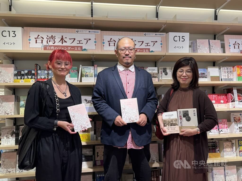 台日合作的「台灣月書展」今年邁入第4年，邀請SNET台灣編纂「台灣書旅-性別中的文化台灣」小冊。小冊由100KG公司的負責人設計師川原樹芳（中）、設計師大柴千尋（左）設計。內容介紹一橋大學學者洪郁如（右）著作「近代台灣女性史」等書籍。 圖：中央社提供