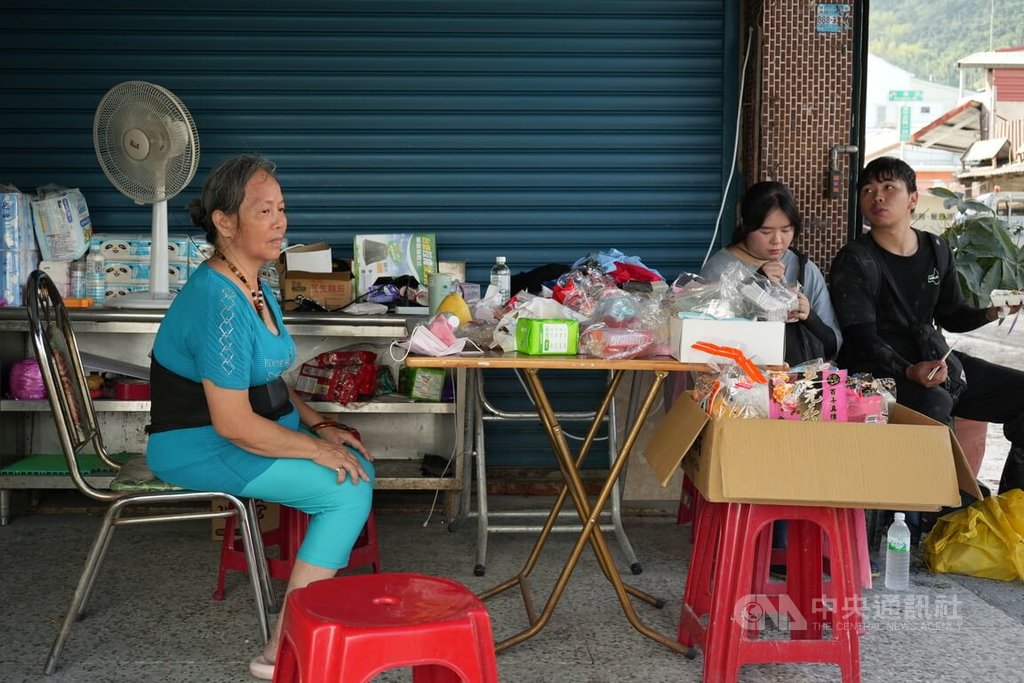 花蓮縣光復鄉因馬太鞍堰塞湖溢流遭受重創，近日大批「鏟子超人」志工到當地協助災民清理家園，中正路上住戶劉三妹（左）也受到幫助，她在門前擺放物資、椅子等，歡迎志工前來休憩。 圖：中央社提供
