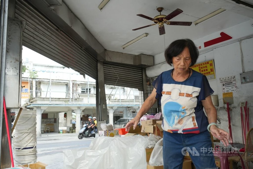 馬太鞍溪堰塞湖溢流讓光復鄉受災慘重，當地陳姓居民原本在1樓經營雜貨店、2樓為旅舍，至6日家中仍堆滿毀損物資。她說，整間店都被大水清空，希望國賠越高越好。 圖：中央社提供