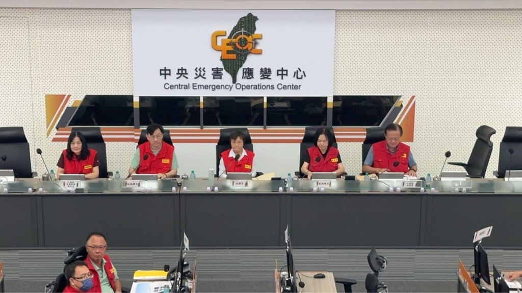 內政部長劉世芳（後中）主持馬太鞍溪堰塞湖災害應變會議，強調防堵假訊息干擾救災。 圖：中央災害應變中心提供