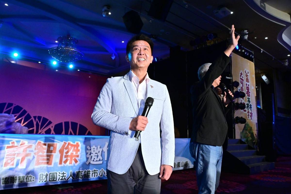 許智傑(左)表示看見孩子們掛在臉上的笑容，對他及紙風車而言是一件幸福的事情。 圖：許智傑辦公室/提供