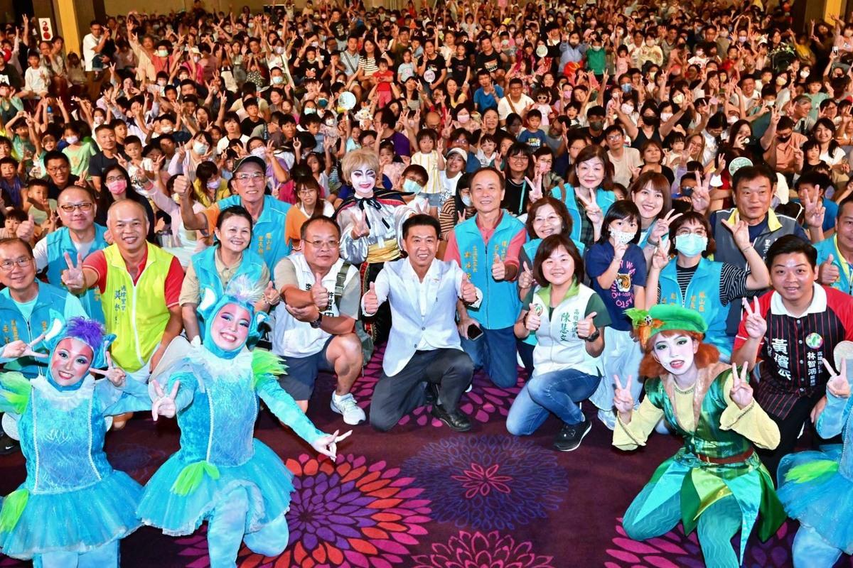 許智傑(前排中)邀請紙風車劇團演出經典的《蕃薯森林奇遇記》。 圖：許智傑辦公室/提供