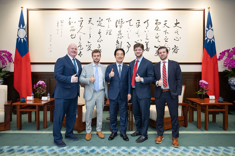 賴清德接受美國廣播節目「The Clay Travis and Buck Sexton Show」主持人賽斯頓（Buck Sexton，右二）專訪 圖：總統府提供