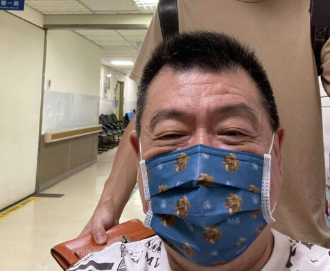昨(6)日孫德榮驚傳嘔吐不止、痛到在地上打滾，緊急送到三總就醫，讓大批網友相當擔心他的身體狀況。 圖：翻攝自孫德榮FB