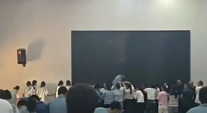 鄭州中牟縣第三高級中學，家長跪地，學生踩過去，這又是什麼「愧疚式教育」？ 圖 : 翻攝自環球網