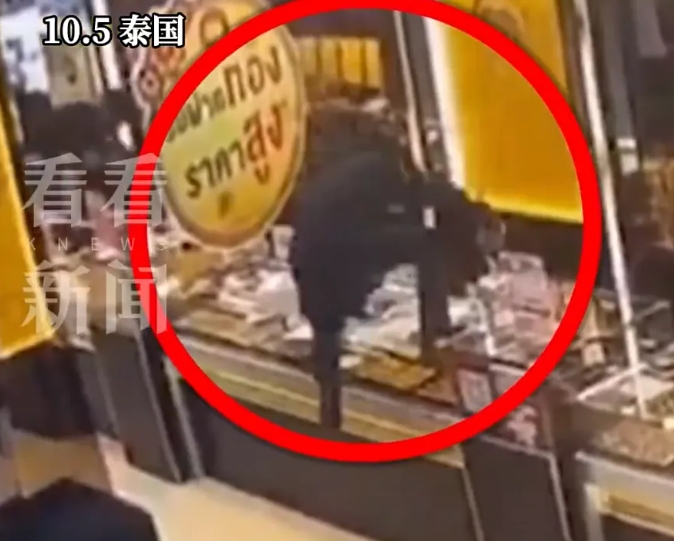 泰國發生黃金搶案，蒙面人跳上金店櫃檯。 圖 : 翻攝自看看新聞
