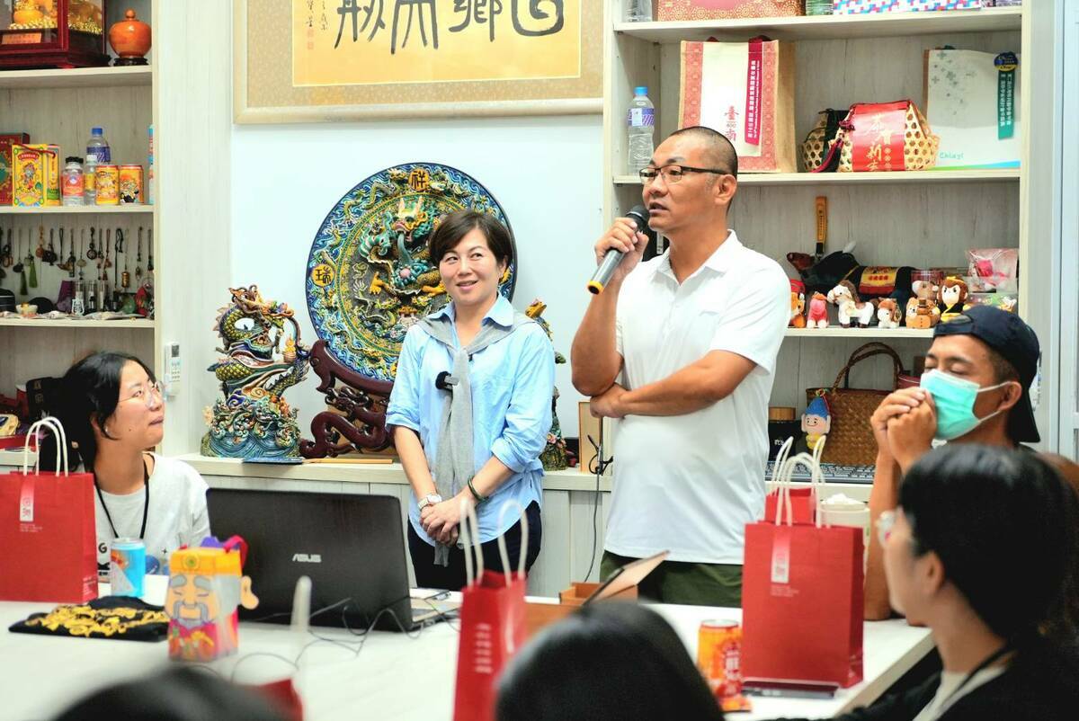 回鄉文創負責人陳世賢(右二)講述如何將傳統元素融入創新設計思維。 圖：高雄市青年局/提供