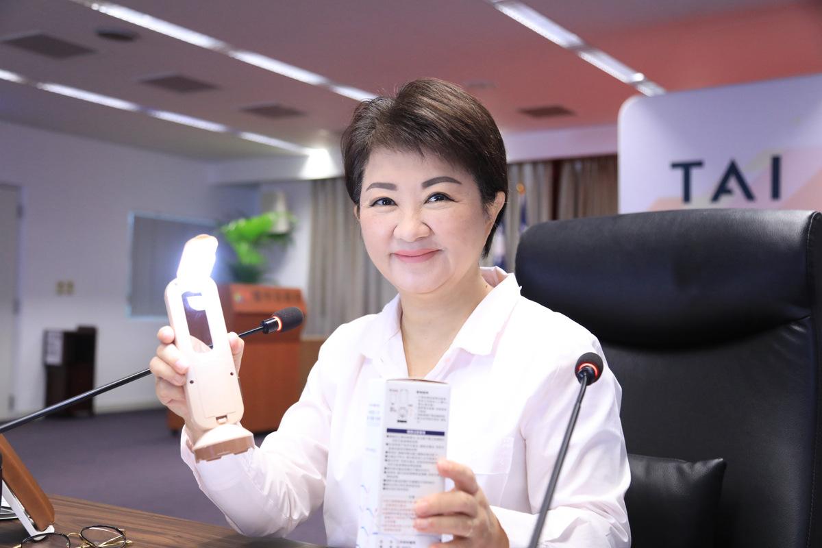 台中市政府推出國慶紀念小物「三用照明檯燈」，當日上午6時30分限量發送，歡迎市民朋友齊聚慶雙十。 圖：台中市政府/提供