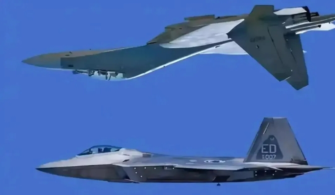 中國解放軍聲稱，2023年7月，解放軍殲-16採用倒飛，座艙蓋對座艙蓋的方式，同時鎖定兩架美軍F-35。AI製圖。 圖 : 翻攝自直新聞
