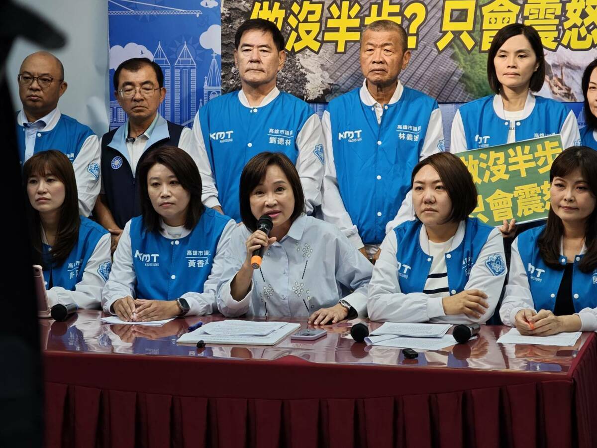 最新媒體民調柯志恩(前排中)大幅落後賴瑞隆，邱于軒(前排右二)、許采蓁(前排左一)、陳美雅(前排右一)相繼跳出來質疑民調真實性。 圖：國民黨高雄市議會黨團／提供（資料照）