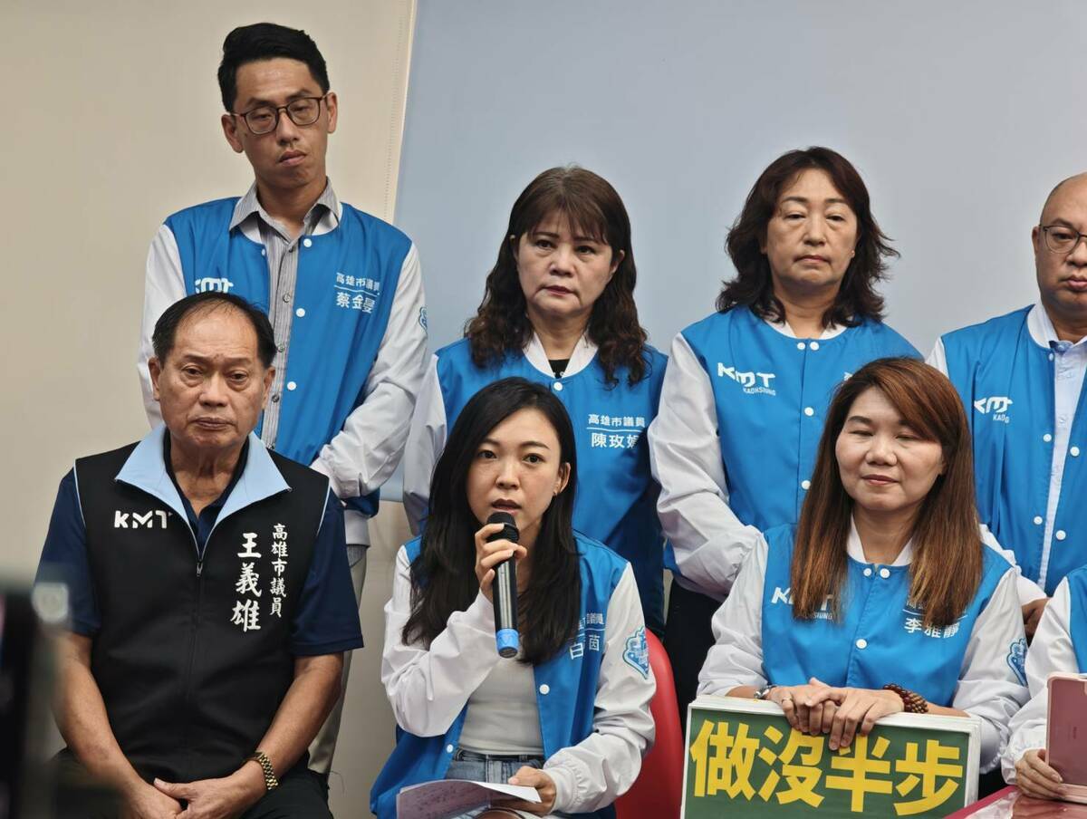 白喬茵(前排中)表示，高雄成「廢棄物天堂」，馬頭山事件正是最明顯的例子。 圖：國民黨高雄市議會黨團/提供