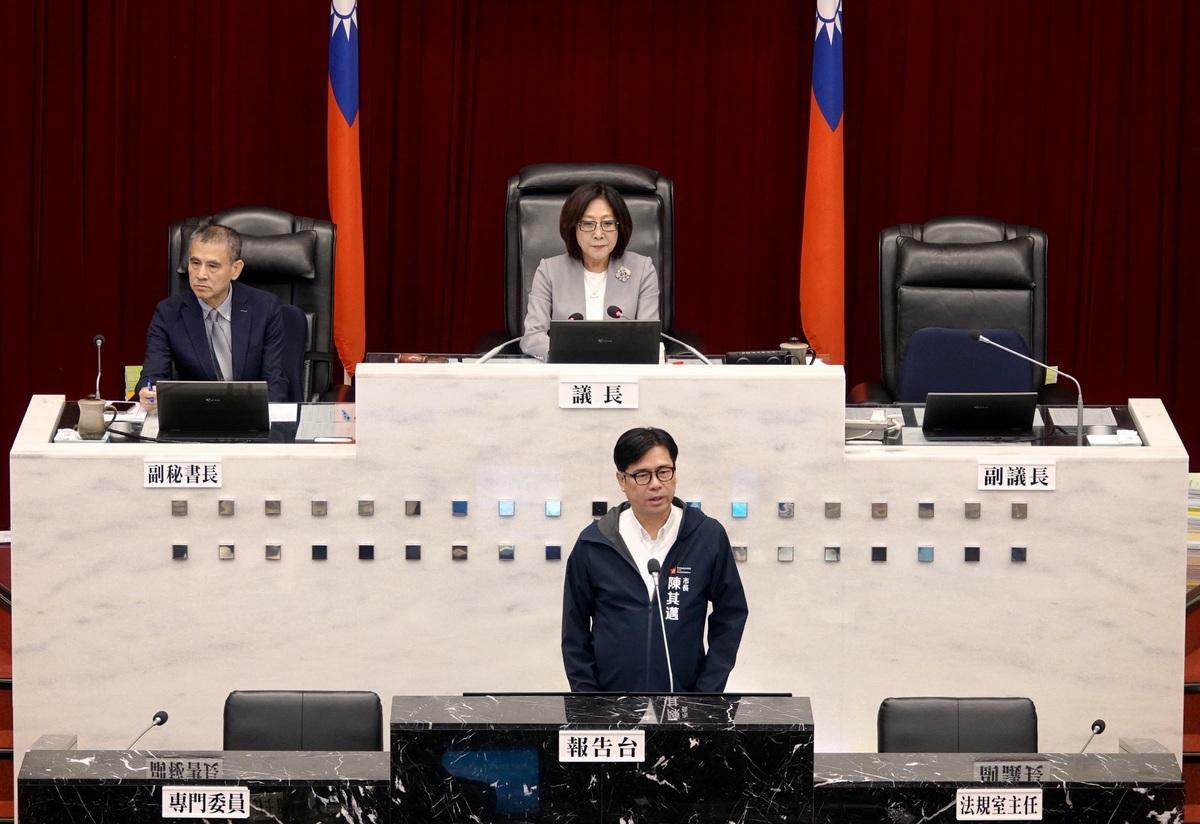 陳其邁(前)市長施政報告後接受質詢，重申所有涉及不法盜採者，不分階級、藍綠，一律嚴辦到底。 圖：高雄市議會/提供