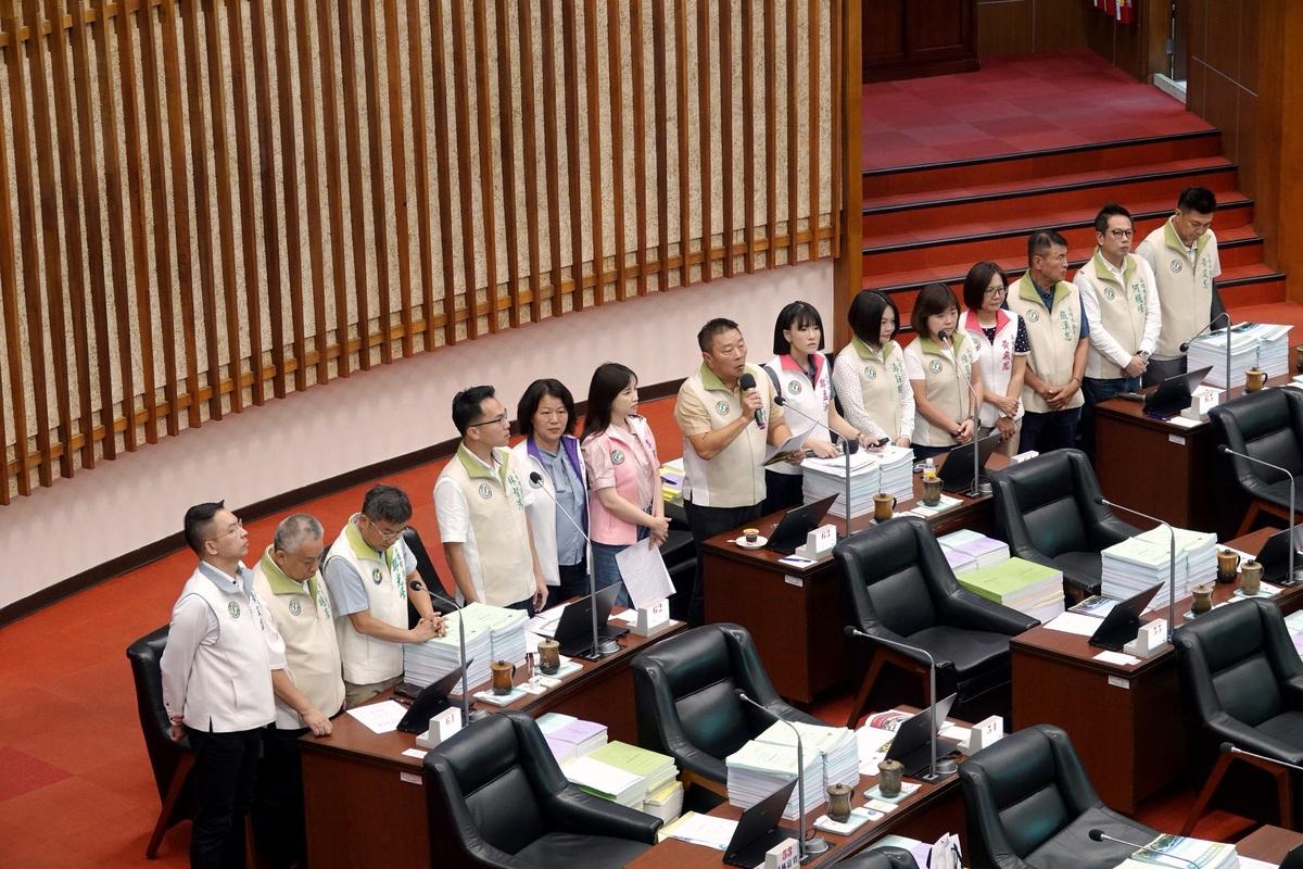 民進黨團要求陳其邁說明市府確切作為，強調高雄不怕被批評，但拒絕假消息。 圖：高雄市議會/提供